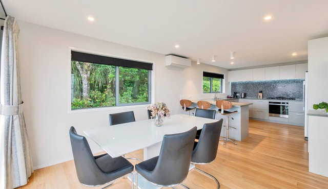 Spectacular Hilltop Retreat near Piha in Auckland