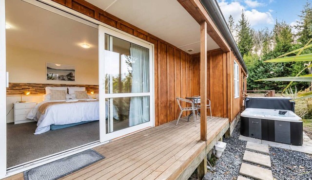 Stargazing | 2BR + Hot Tub + Parking | Near Church in Lake Tekapo