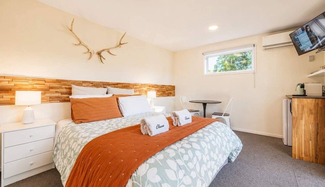 Stargazing Suite | Walk to Church + Lake | Sauna in Lake Tekapo