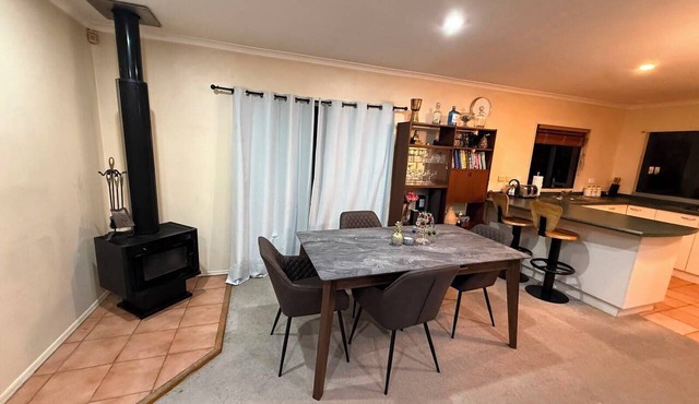 Stay Local, Live Like a Kiwi: Bright & Spacious 3BR Green Home