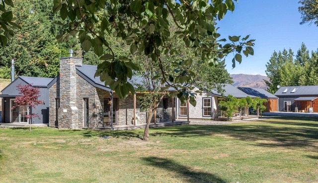 Stone Cottage with wood fire & mountain views in Arrow Junction