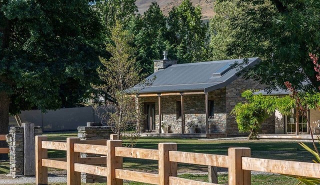 Stone Cottage with Fireplace in Arrow Junction
