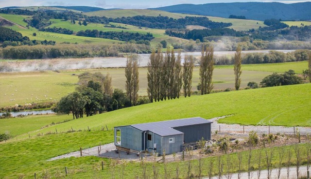 Strathvale River Cottage - Winton Holiday Home in Benmore