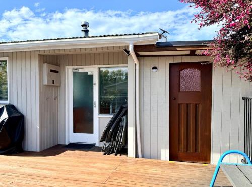 Studio Twenty5, Unique Poolside Retreat Near Nelson in Richmond