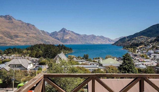 Stunning Views with a Fantastic Location! in Queenstown