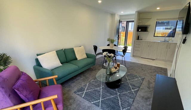 Stylish 1 Bed 1 Bath Retreat in Auckland