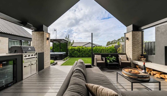 Stylish Home | Private Spa + Indoor & Outdoor Fire in Prebbleton