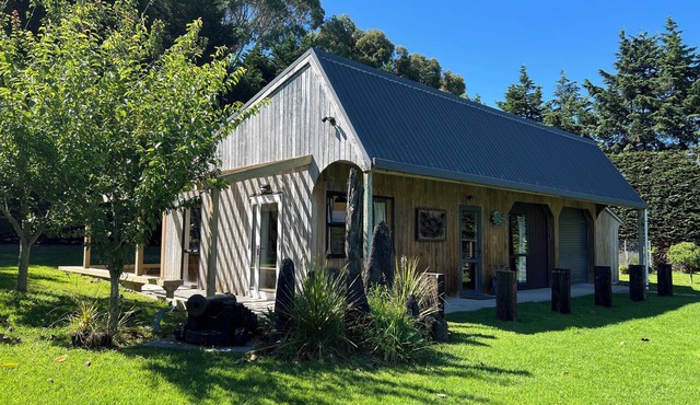 Stylish Retreat - Great for longer stays! Peaceful and private.