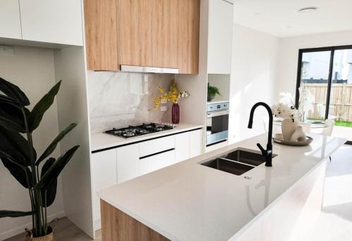Stylish Retreat - Modern Comfort & Relaxing Stay