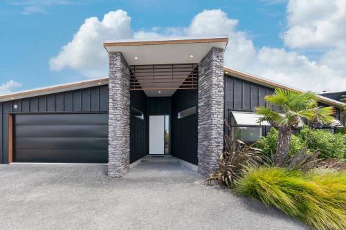 Stylish Villa Escape - Matakana Holiday Home in Auckland