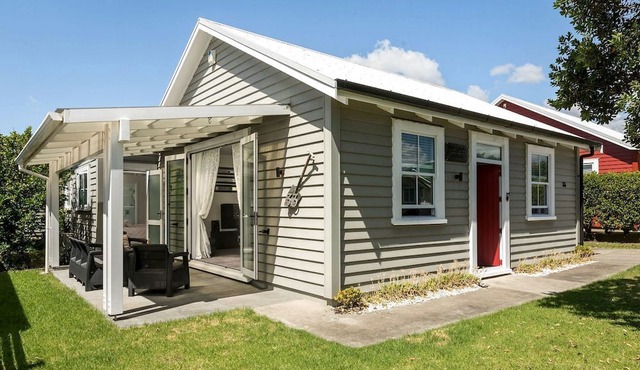 Stylish Waihi Beach Holiday Home with Private Outdoor Space and BBQ, Located Near the Ocean, Waihi Beach, New Zealand