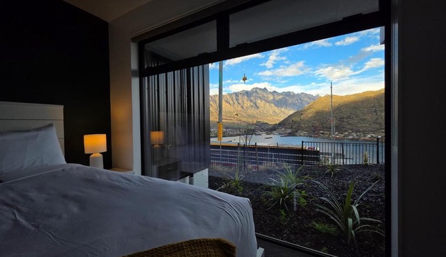 Summit Haven – West | 5BR New Build | 2 Spas in Queenstown