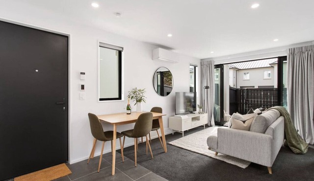 Sun Filled Living Hagley Park Hospital 2BR 2BA in Christchurch