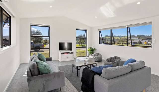 Sun-soaked Cooks Beach - New 3-bedroom home in Cooks Beach