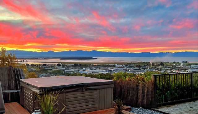 Sunkissed Heights - Nelson Holiday Home in Nelson