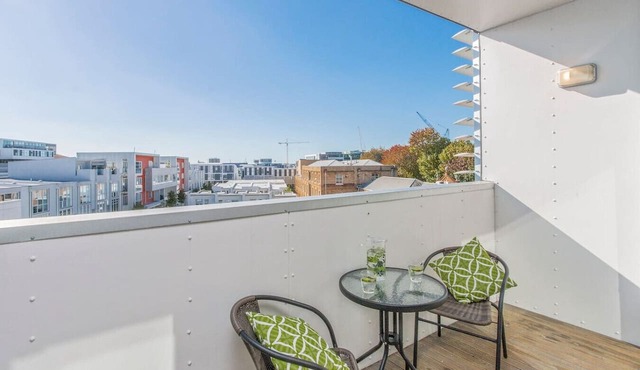 Sunlit City Fringe Apartment wth Heat Pump+Carpark