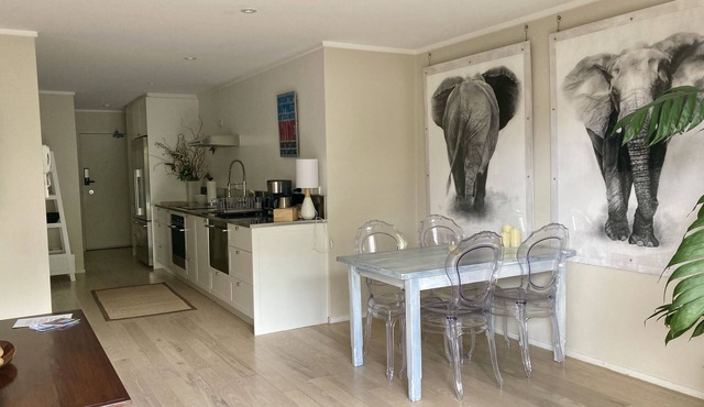 Sunny 1-Bed Oasis with 2 Private in Auckland