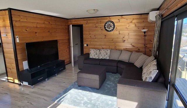 Sunny 3BDR Family Retreat in Leafy Glen Eden
