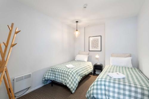 Sunny 3BR Petone Apt - Close to Shops Transit