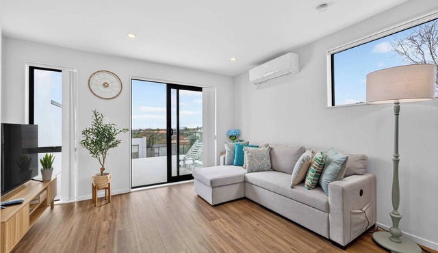 Sunny 3BR Retreat Browns Bay Beach Zodiak Stays in Auckland Central