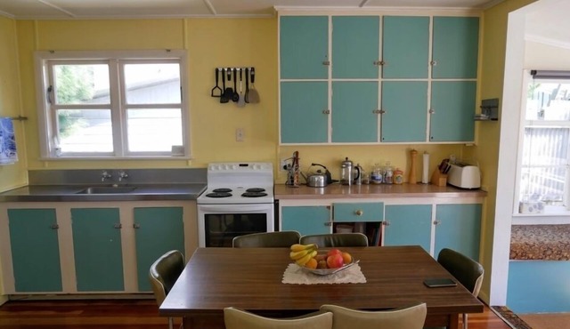 Sunny bach, walk to beach, golf course & shop. Perfect for a large family or two in Riversdale Beach