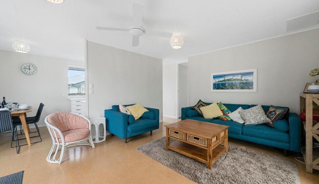 Sunny Beach Bach Hideaway - Paraparaumu Beach Holiday Home in Paraparaumu Beach