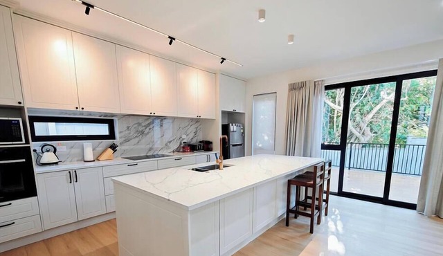 Sunny Bucklands Beach Retreat · Spacious 5BR Home