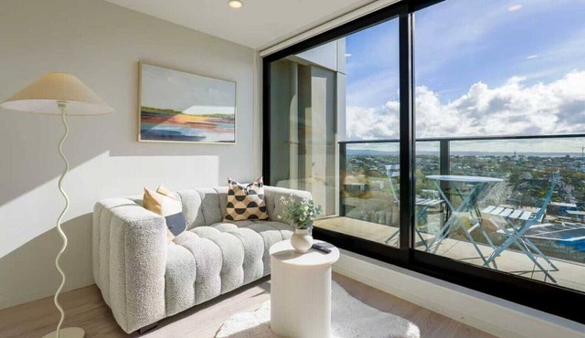 Sunny & Cosy CBD Top-Floor Getaway in Auckland