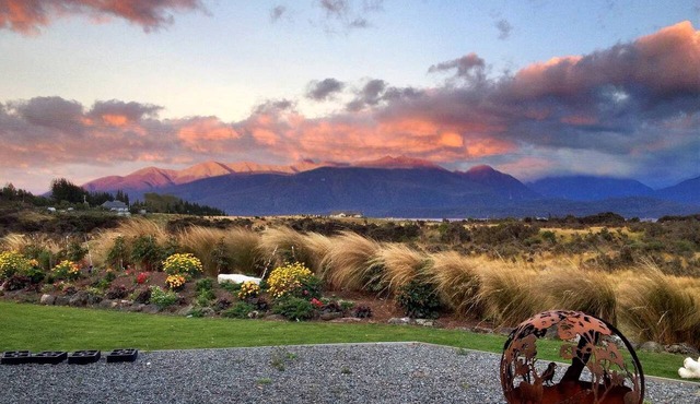 Sunny Cottage Rental Perfect for a Romantic Getaway in Te Anau, South Island in Te Anau
