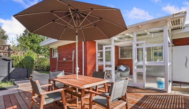Sunny Delight Meadowbank with Lush Gardens in Auckland Central Suburbs