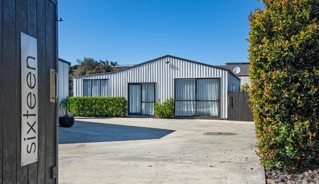 Sunnyside Spa Retreat - Mangawhai Holiday Home in Mangawhai Heads