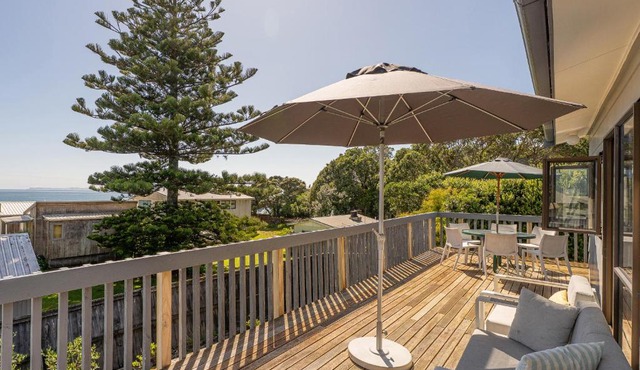 Sunseekers Bach - Whangapoua Holiday Home in Whangapoua