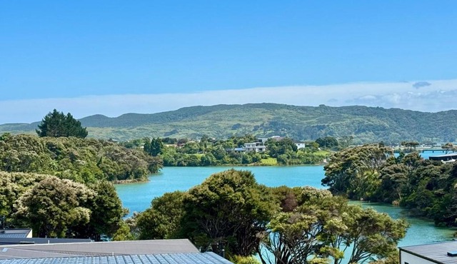 Sunset Stay - Raglan Holiday Home in Hamilton