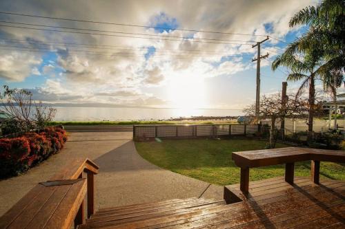 Sunsets by the Beach Waterfront Sleeps 8 in Ngarimu Bay