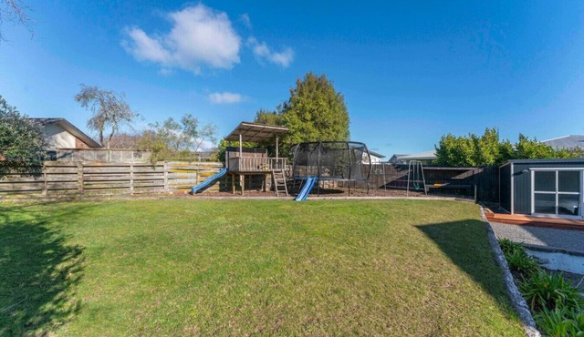 Sunsets, space and family fun- mountain views, trampoline and child`s play area, fully fenced
