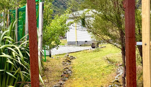 Super Cosy Little Cabin in the Heart of the National Park Close to Road and Railway in Otira
