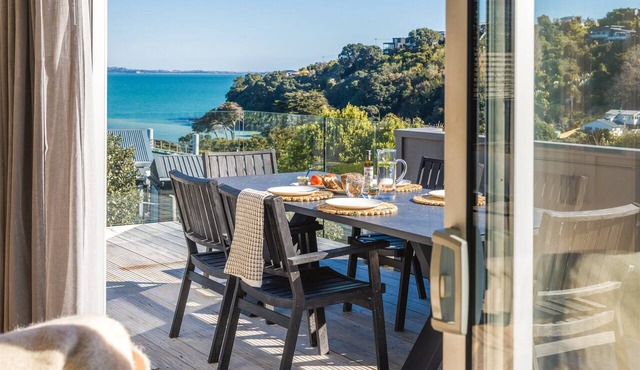 Surfdale Sea Views – Space for the Whole Family in Waiheke Island