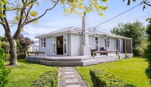 Syrah Serenity | Charming Cottage Near Martinborough Square