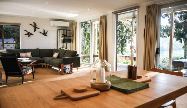 Tarawera Lakehouse - Waterfront with Sauna, Jetty, Boat House & Espresso Machine in Rotorua