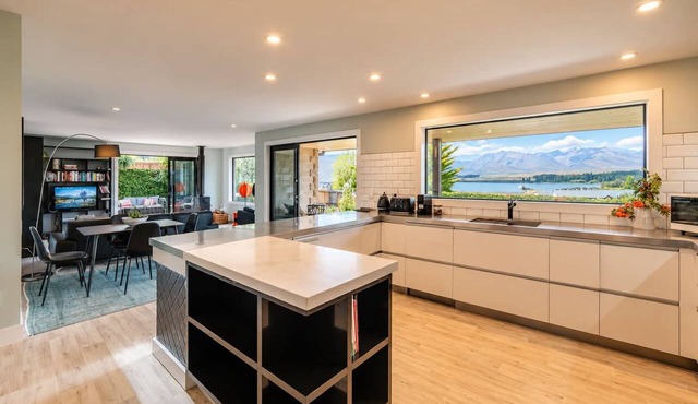 Tasman | 2BR with Fireplace + Hot Tub + BBQ in Lake Tekapo