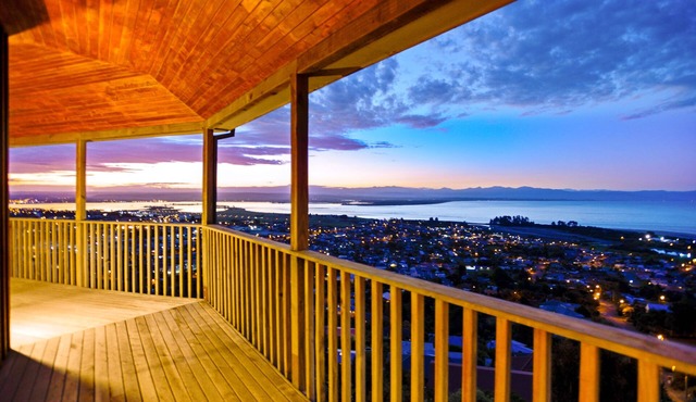 Tasman Vista | Panoramic Sea Views & Hot Tub in Tahunanui