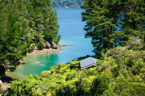 Tawa Cove Cabins in Ships Cove