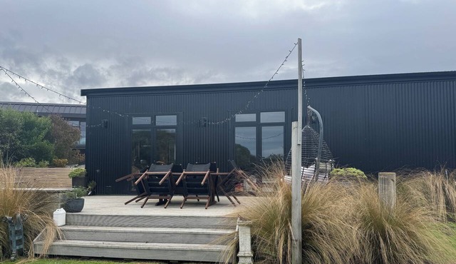 Te Whare Karati - a modern garage house, warm and cosy, next to the sea in Karitane