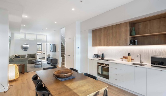The Ascot | 3BR + Patio | Courtenay Place in Wellington