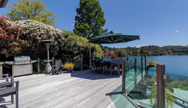 The Bach - Ōkareka Waterfront, Spa Pool, Sleeps 8
