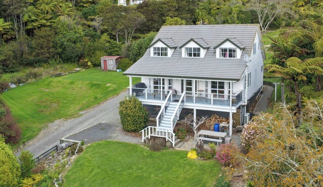 The Bay House - Moetapu Holiday Home in Picton