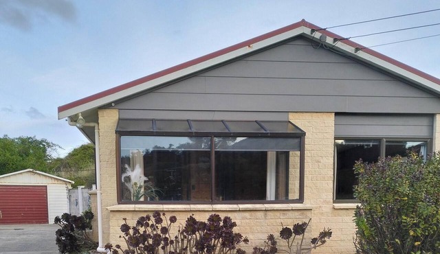 The Beach House - Private beach access and SKY SPORT in Dunedin
