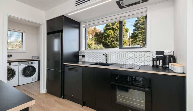 The Bluebird - Lake Views, Stylish, Sleeps 4