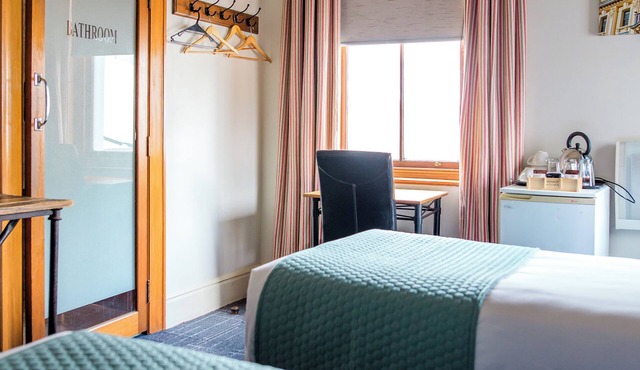 The Cambridge Hotel & Backpackers