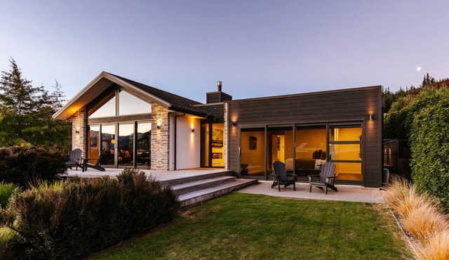The Clearview House | Lake View | Sleeps 9 in Wānaka
